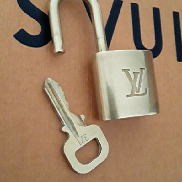 Auth LOUIS VUITTON #321 Lock & Key, Brass - Picture 6 of 17